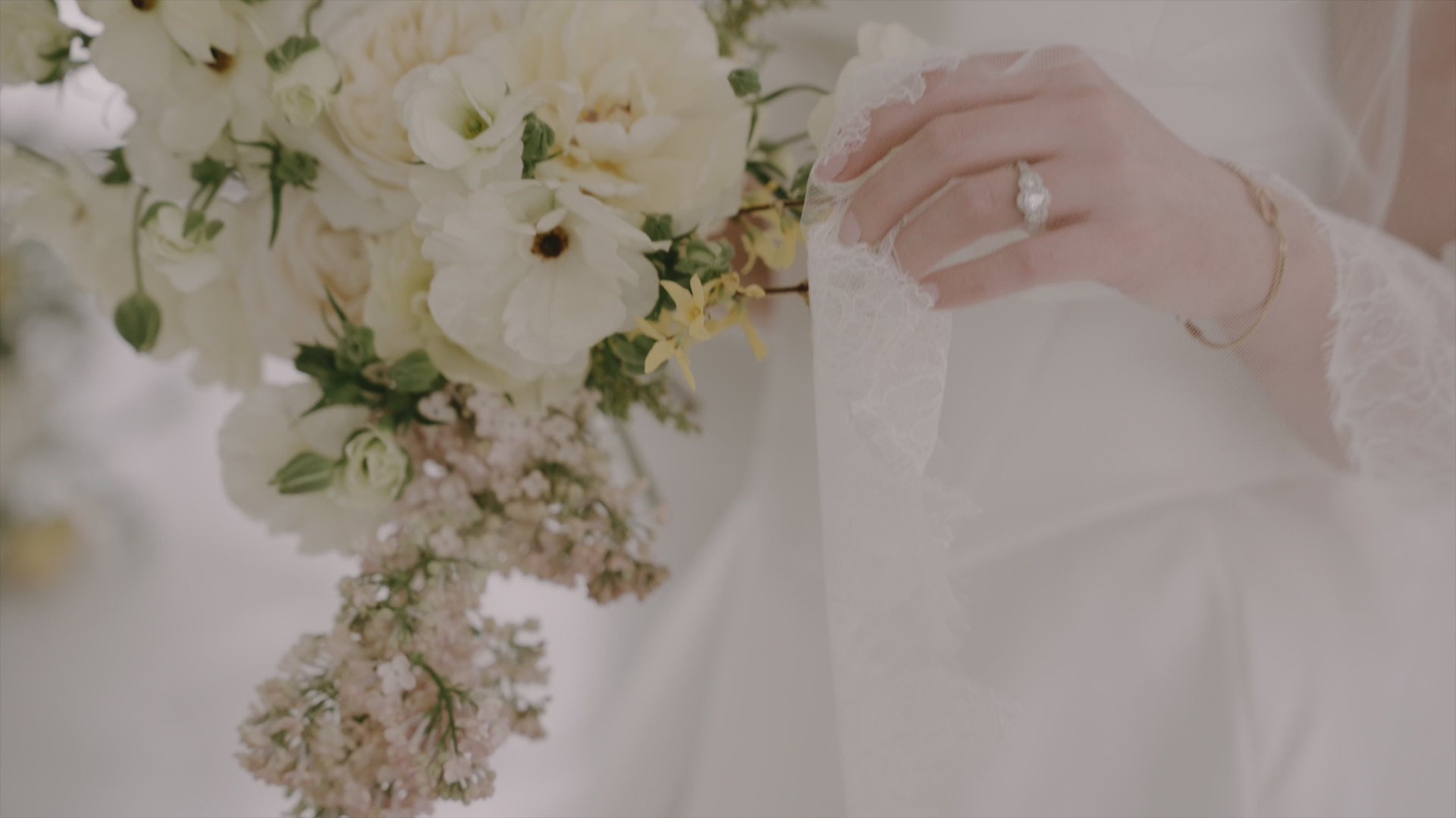 Columbus, Ohio top rated wedding florist created an off white and yellow bouquet for a bride